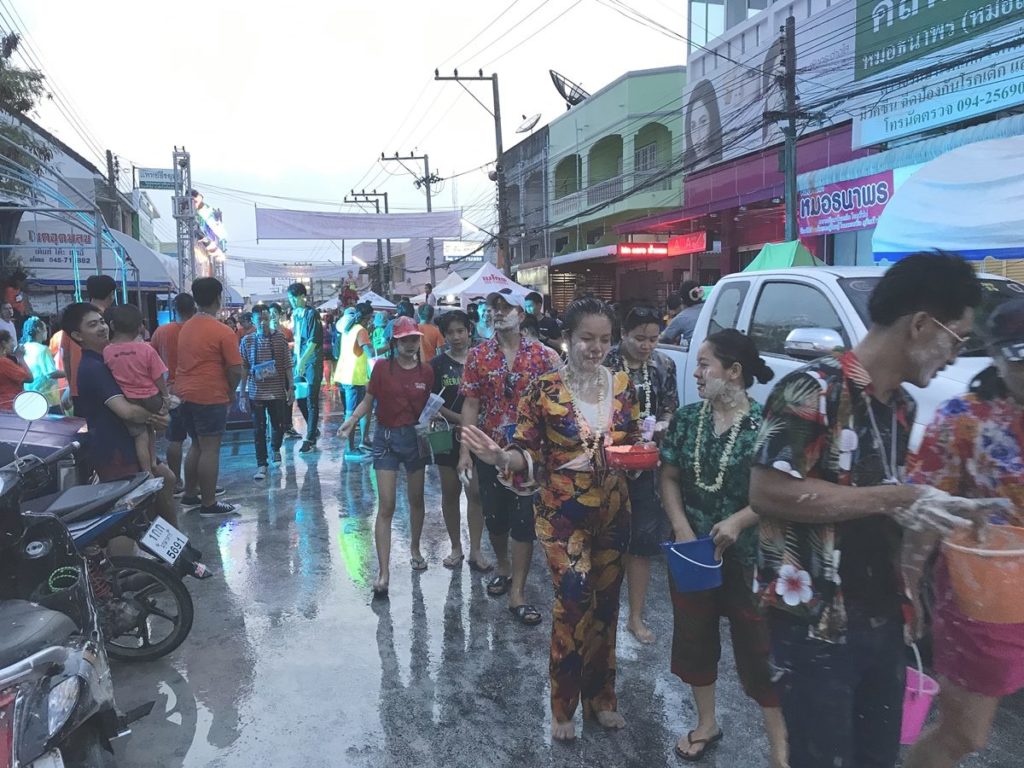 ถนนลอดช่อง เทศบาลยโสธรคึกคัก นักท่องเที่ยว2หมื่นคน แห่เล่นน้ำสงกรานต์วันสุดท้าย