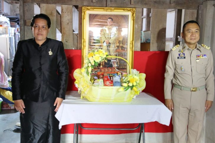 ในหลวงพระราชทานตะกร้าสิ่งของครอบครัว อส.ทพ เสียชีวิตเหตุลอบบึ้ม
