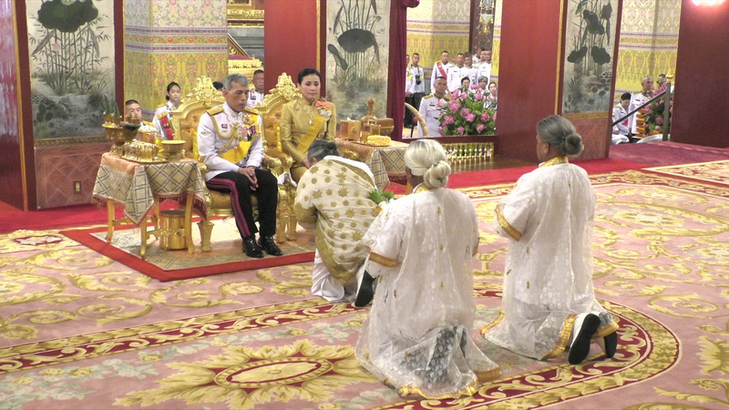 สมเด็จพระเจ้าอยู่หัว สมเด็จพระราชินี เสด็จฯพระบรมมหาราชวัง ประกาศการพระราชพิธีบรมราชาภิเษก