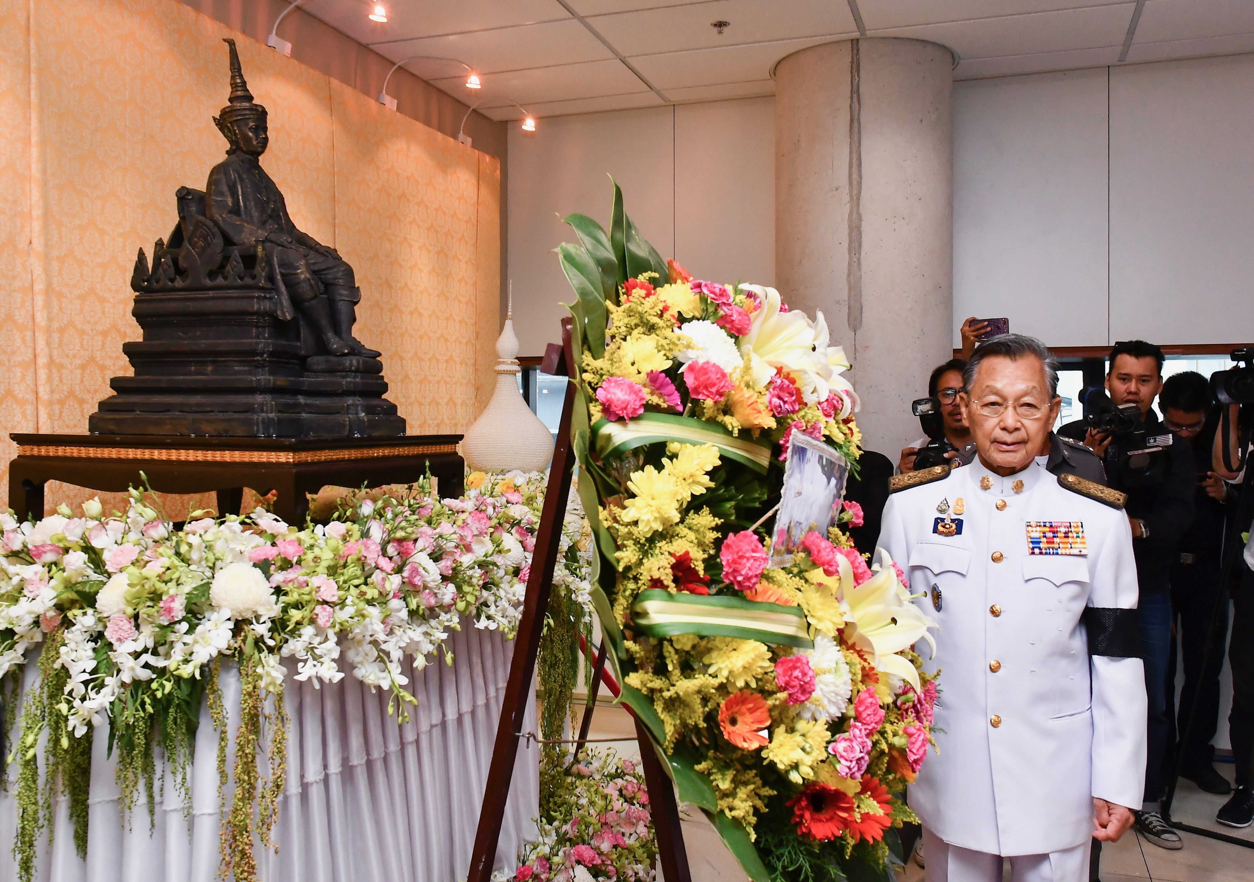 “ชวน” ร่วมวางพวงมาลา เนื่องในวันที่ระลึก พระบาทสมเด็จพระปกเกล้าเจ้าอยู่หัว