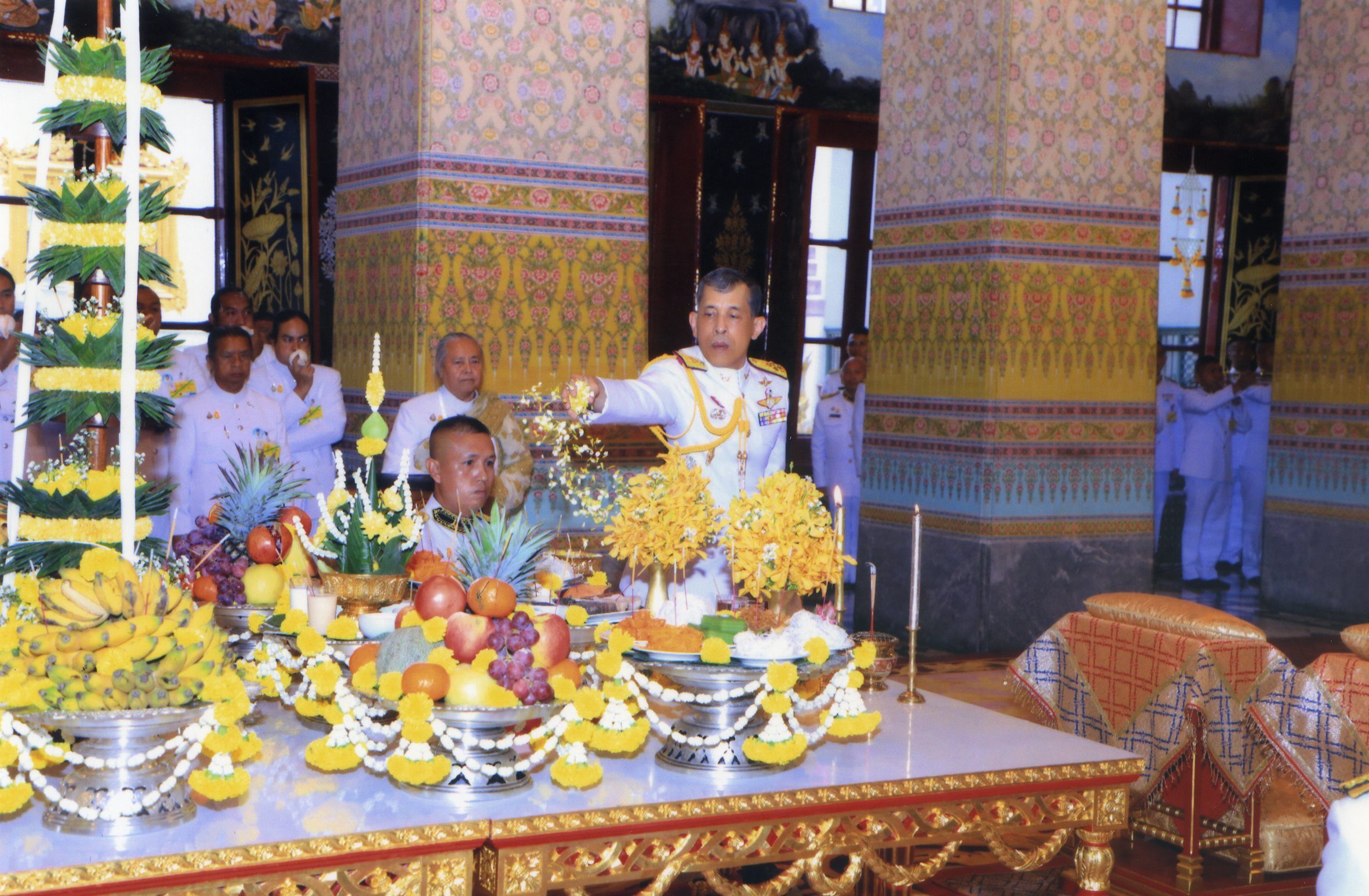 พระพรหมมุนี  ออกพระนาม พระบาทสมเด็จพระปรเมนทรรามาธิบดีศรีสินทรมหาวชิราลงกรณ พระวชิรเกล้าเจ้าอยู่หัว