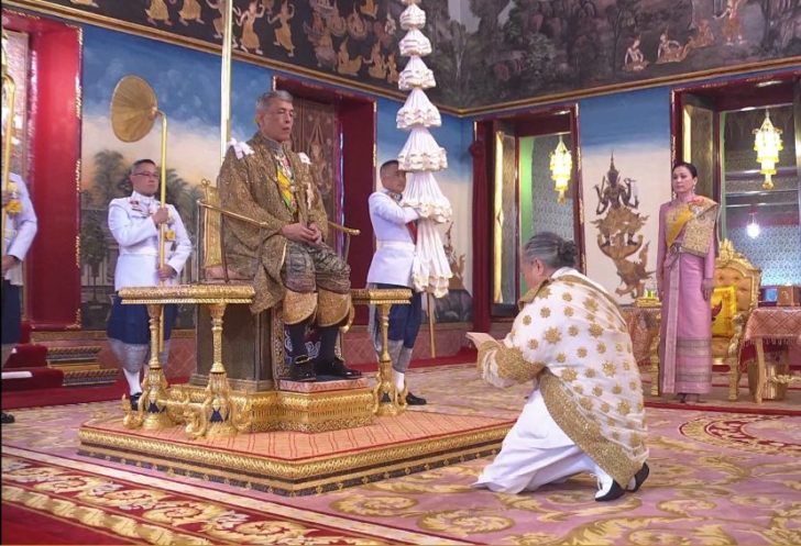 ไขข้อสงสัย? ‘ทำไมโทรทัศน์รวมการเฉพาะกิจจึงดูดเสียงพระมหาราชครูตอนถวายมนตร์’