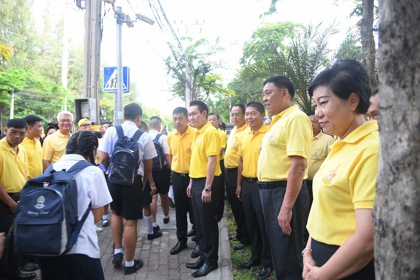 “ผู้ว่าฯอัศวิน” ตรวจร.ร.กทม.เปิดเทอมวันแรก ประสานบก.จร.จัดจราจร สั่ง 50 เขตกำชับผู้รับเหมารื้อสิ่งก่อสร้างกีดขวาง