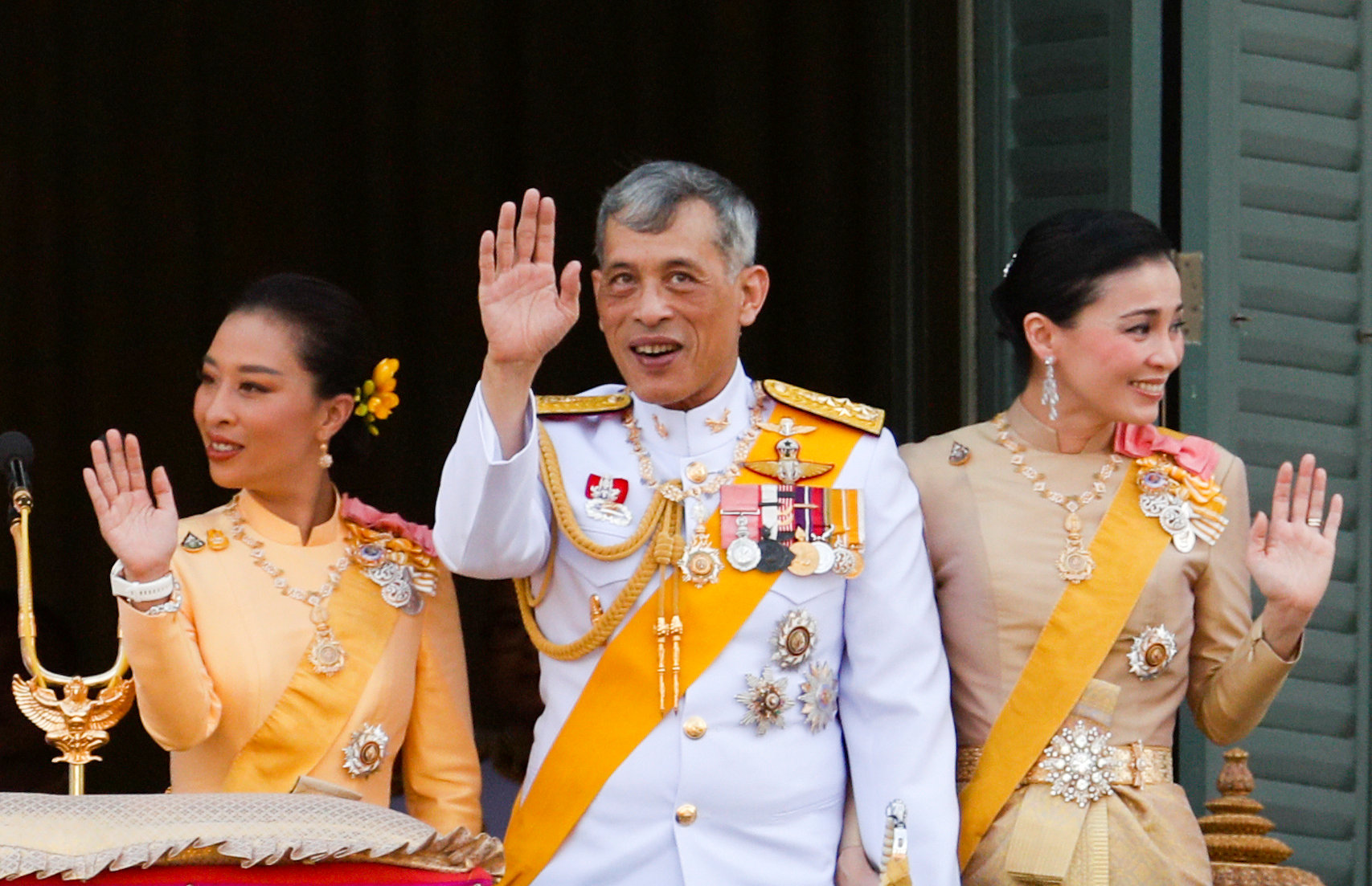 (ประมวลภาพ) ในหลวง พระราชินีเสด็จออกสีหบัญชร