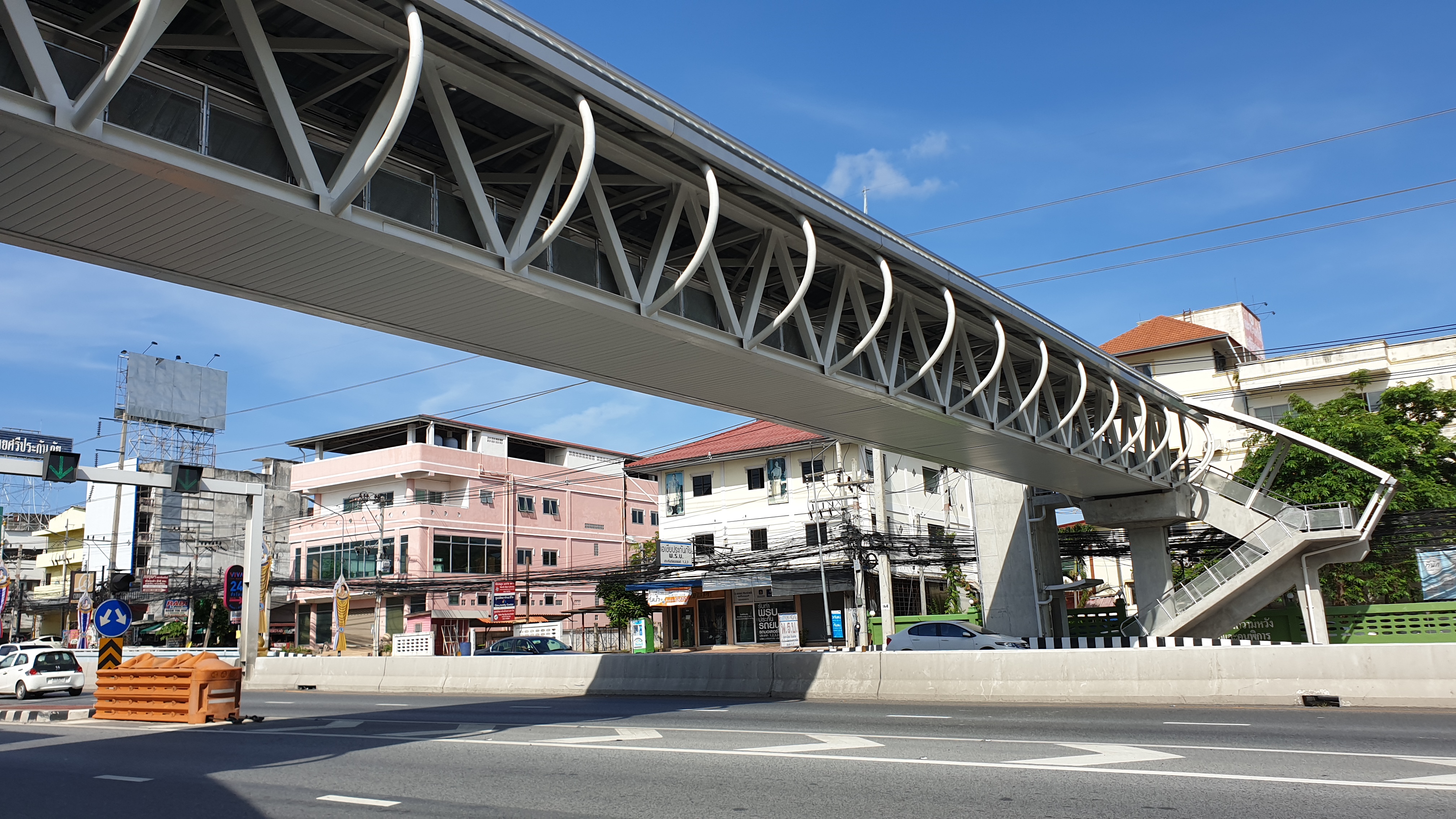 แห่งเดียวในไทย! สะพานลอยข้ามทางลอดพัทยาพร้อมลิฟต์หน้ามูลนิธิพระมหาไถ่ จ.ชลบุรี
