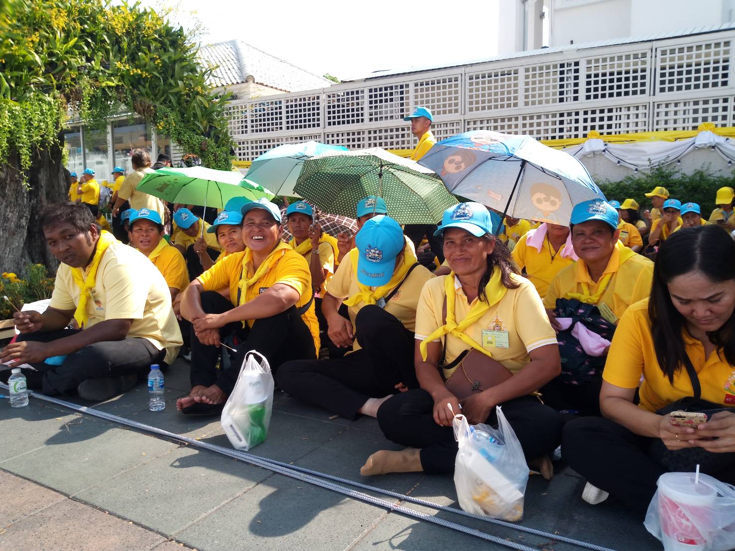 พสกนิกรตื้นตันปฐมบรมราชโองการ ร.10 รอเฝ้ารับเสด็จชมพระบุญญาธิการแน่นขนัด