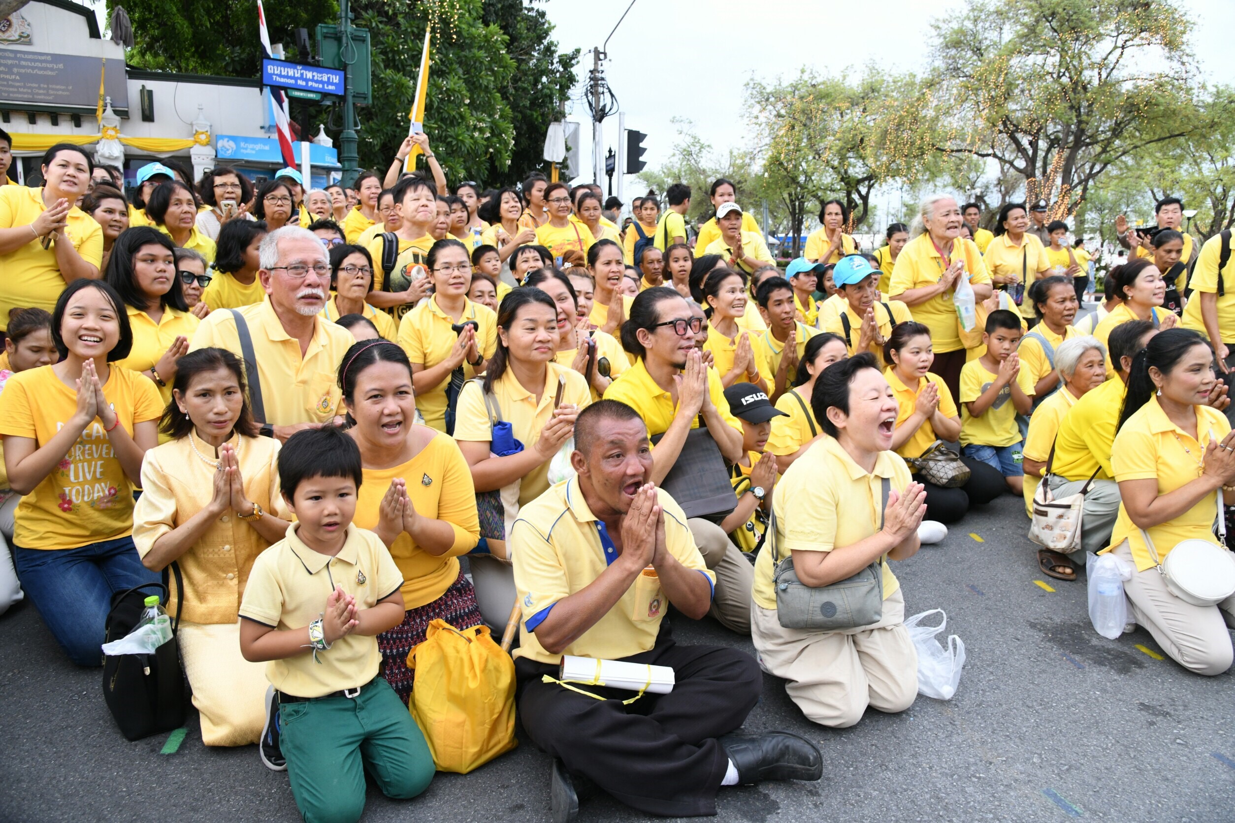 ชมภาพบรรยากาศรอบพระบรมมหาราชวัง ประชาชนจำนวนมากร่วมประวัติศาสตร์พระราชพิธีบรมราชาภิเษก