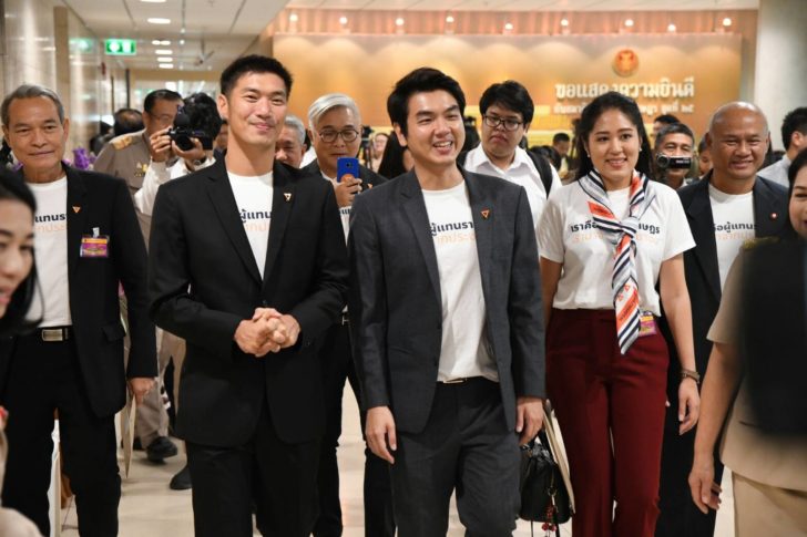 ส.ส.อนาคตใหม่คึก โหนรถเมล์รายงานตัวสภาใหม่ “กอล์ฟ” นำทีม LGBT ยื่นขอแต่งตามเพศวิถี