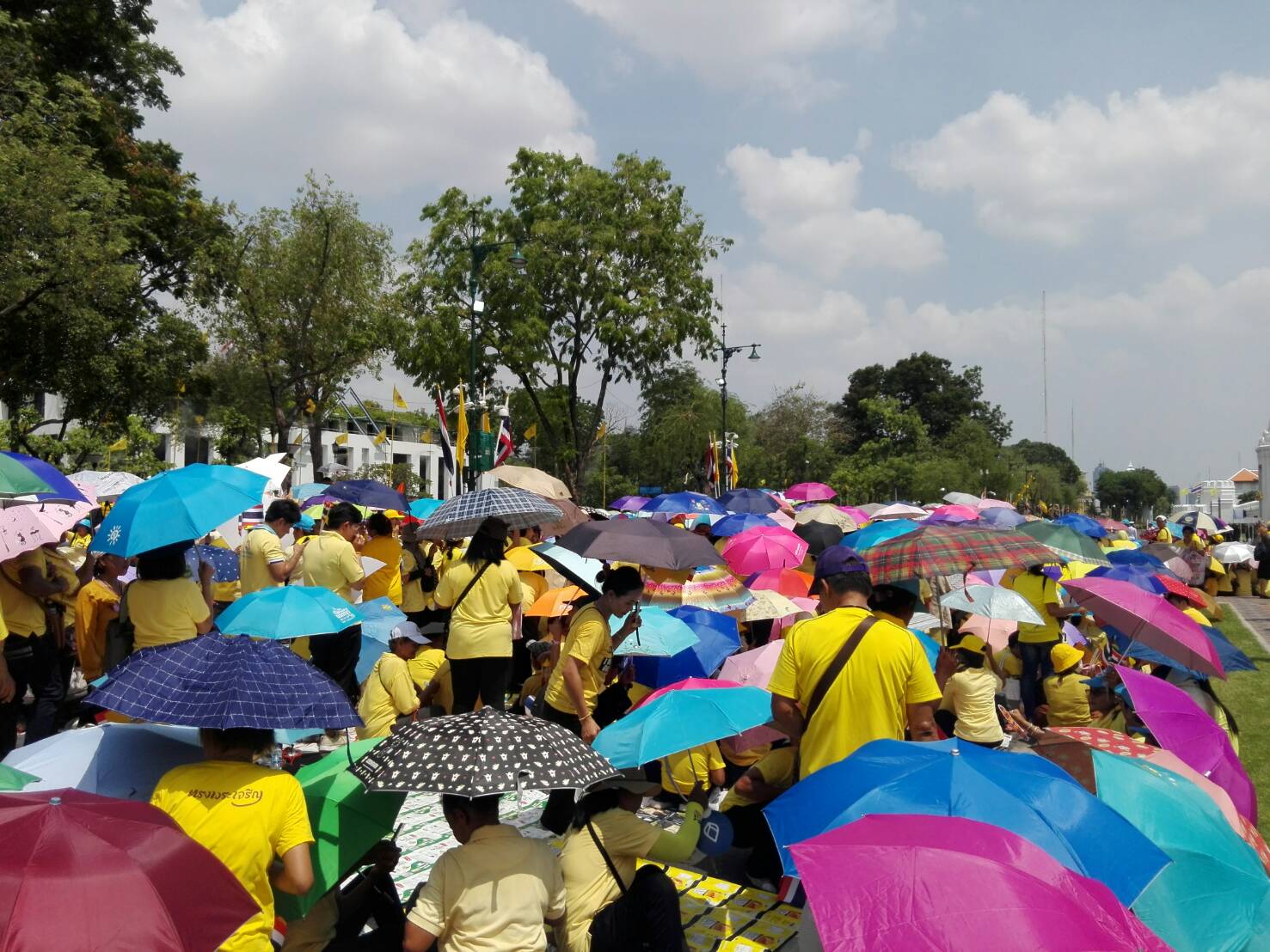 พสกนิกรหลั่งไหลจับจองพื้นที่เฝ้ารับเสด็จบริเวณ สีหบัญชร พระที่นั่งสุทไธสวรรย์เนืองแน่น
