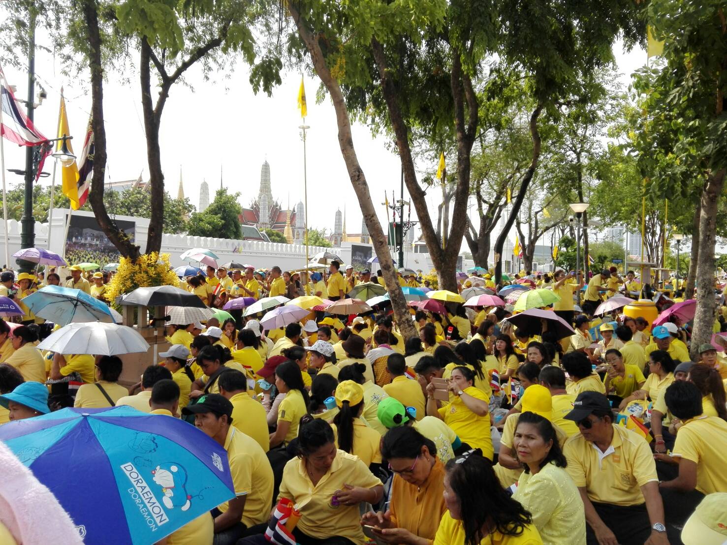 บรรยากาศใกล้เวลาเสด็จคึกคัก ประชาชนแห่จับจองที่นั่งเต็มพื้นที่