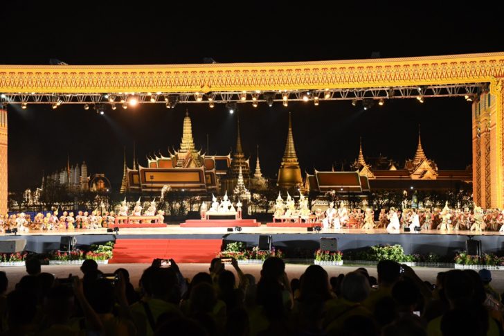ยิ่งใหญ่สมพระเกียรติ! มหรสพสมโภชฯ วันแรก ปชช.ร่วมงานคึกคัก แจกภาพประวัติศาสตร์ 7 แบบ