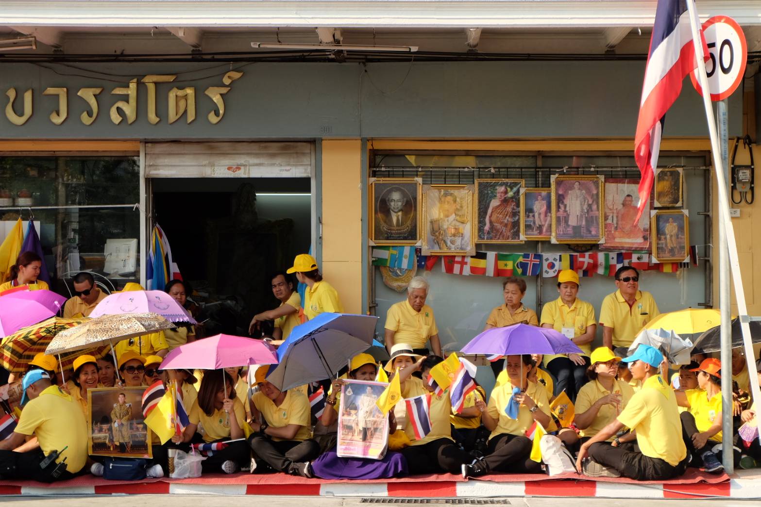 พสกนิกร รอเฝ้าฯ ชมพระบารมี รัชกาลที่ 10 หน้าวัดบวรฯ เนืองแน่น