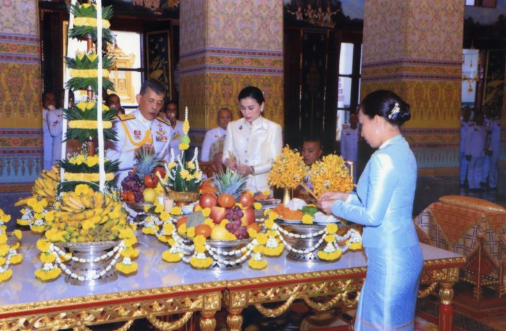 สมเด็จพระเจ้าอยู่หัว ทรงบวงสรวงสิ่งศักดิ์สิทธิ์ในการ ‘พระราชพิธีบรมราชาภิเษก’