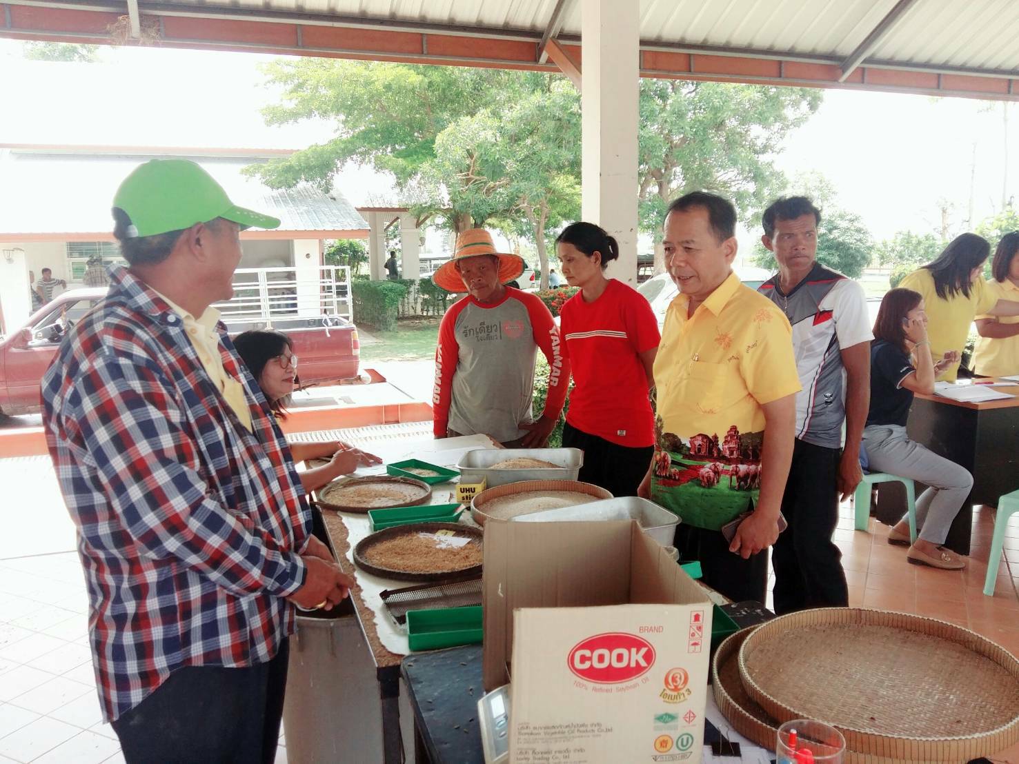 พาณิชย์สุรินทร์จัดตลาดนัดข้าวเปลือกหอมมะลิ พ่อค้าให้ราคาดีสูงกว่าราคาตลาด 300-400 บาทต่อตัน