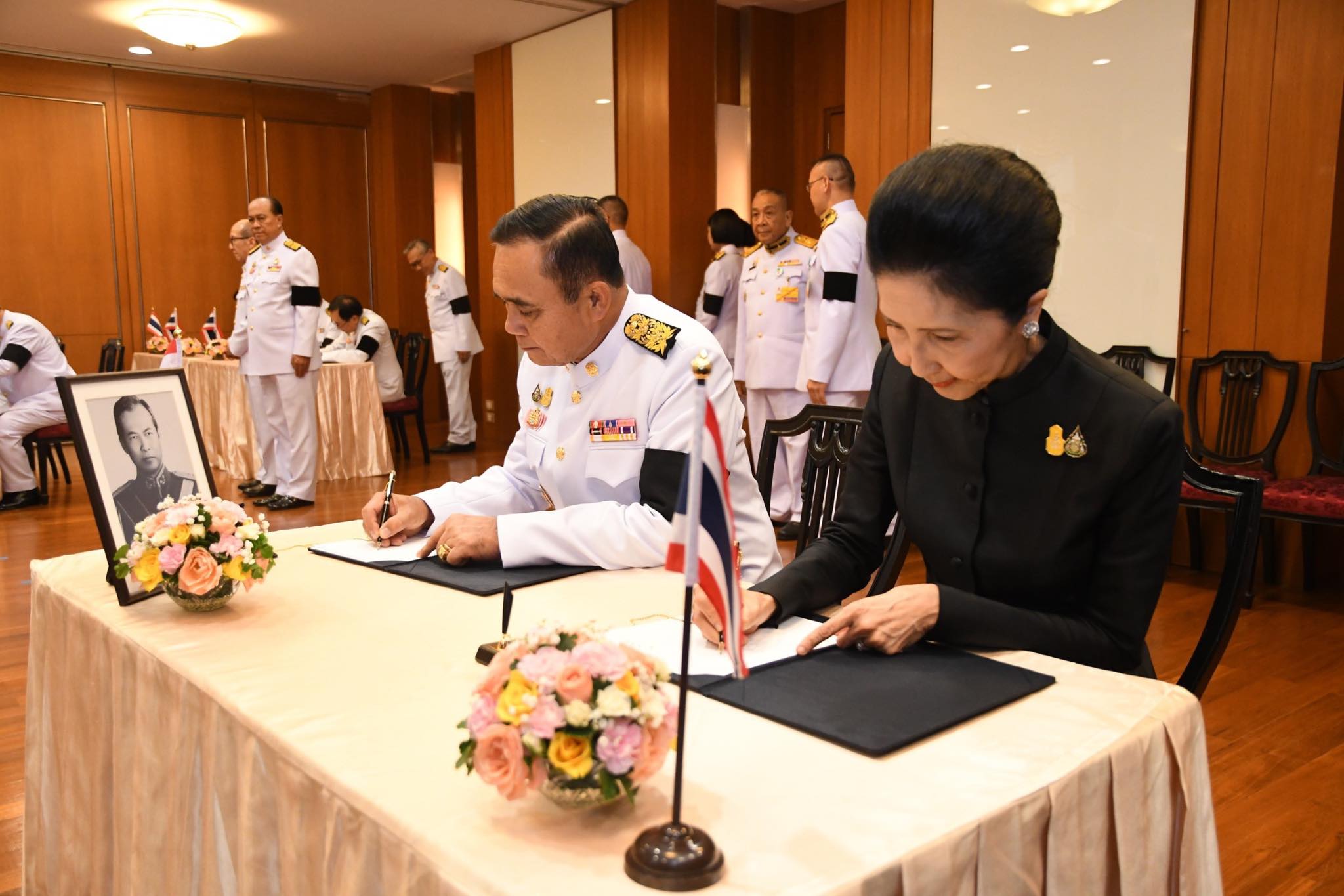 “พลเอกประยุทธ์” นำคณะรัฐมนตรี ร่วมลงนามไว้อาลัย พล.อ.เปรม