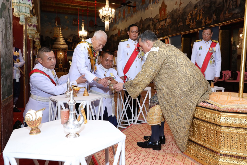 พระบาทสมเด็จพระเจ้าอยู่หัวทรงรับน้ำอภิเษก 8 ทิศ และคำถวายพระพรชัยมงคล