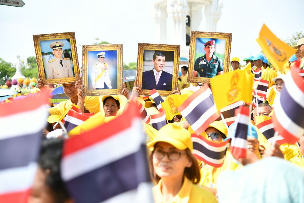 ภาพบรรยากาศประชาชนรอรับเสด็จเนืองแน่นทุกเส้นทางที่ขบวนเสด็จพระราชดำเนินเลียบพระนครฯผ่าน