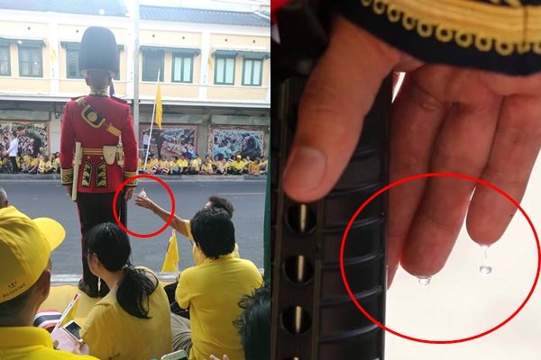 โมเมนต์ประทับใจ! ป้ายื่นพัดลมช่วยคลายร้อน ‘นายร้อยจปร.’ เฝ้ารับเสด็จฯ เหงื่อหยดติ๋งๆ !!
