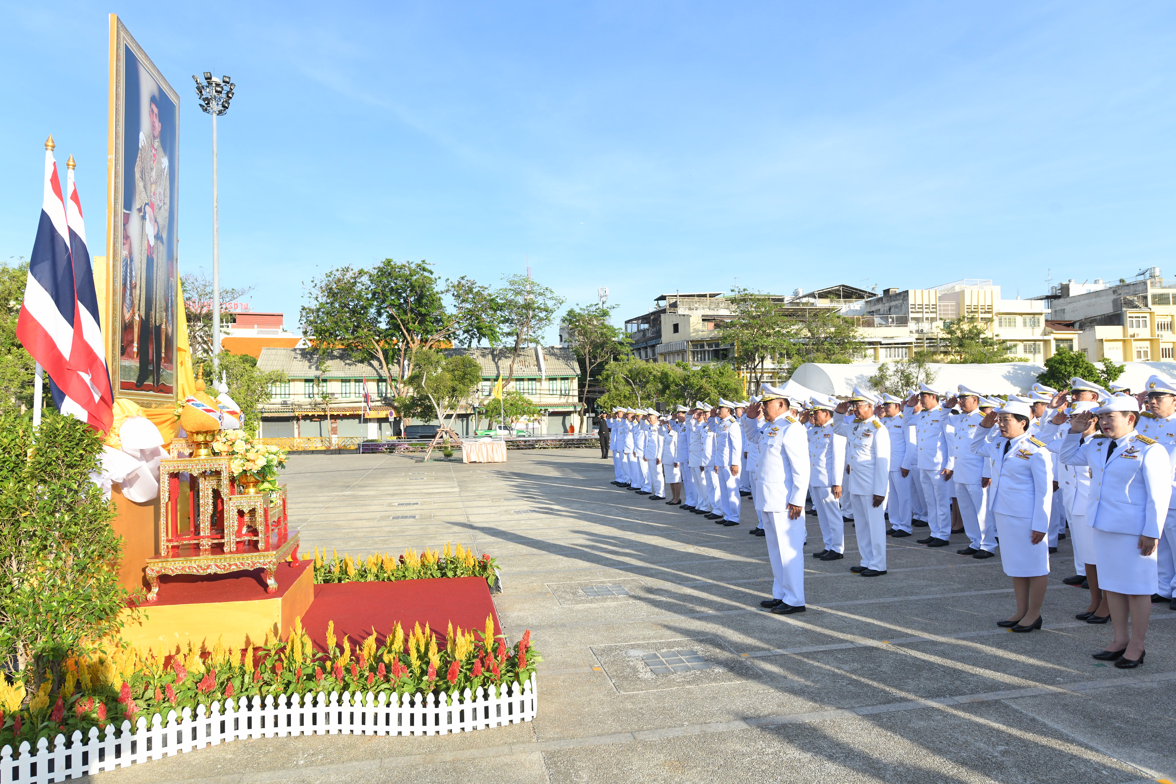 ปวงเหล่าพสกนิกรพร้อมใจถวายพระพรชัยมงคล