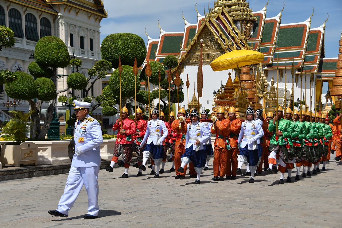 สมเด็จพระเจ้าอยู่หัวฯ โปรดเกล้าให้เชิญพระสุพรรณบัฏไปยังมณฑลพิธี เริ่มการพระราชพิธีบรมราชาภิเษก