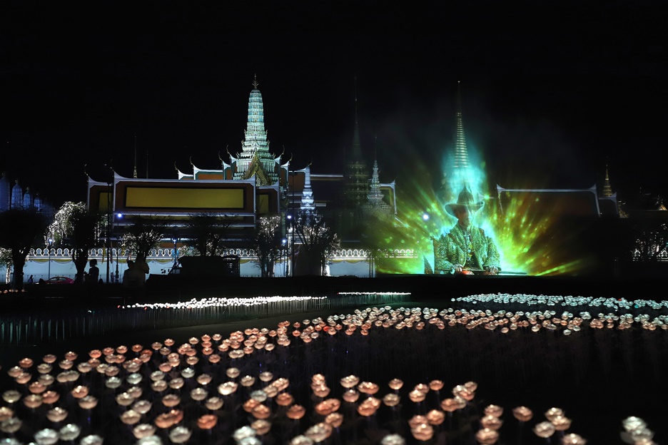 ชมการแสดงแสง เสียง ม่านน้ำ ชุด “แสงแห่งพระมหากรุณาธิคุณอบอุ่นหล้า” ในงานมหรสพสมโภชฯ (คลิป)