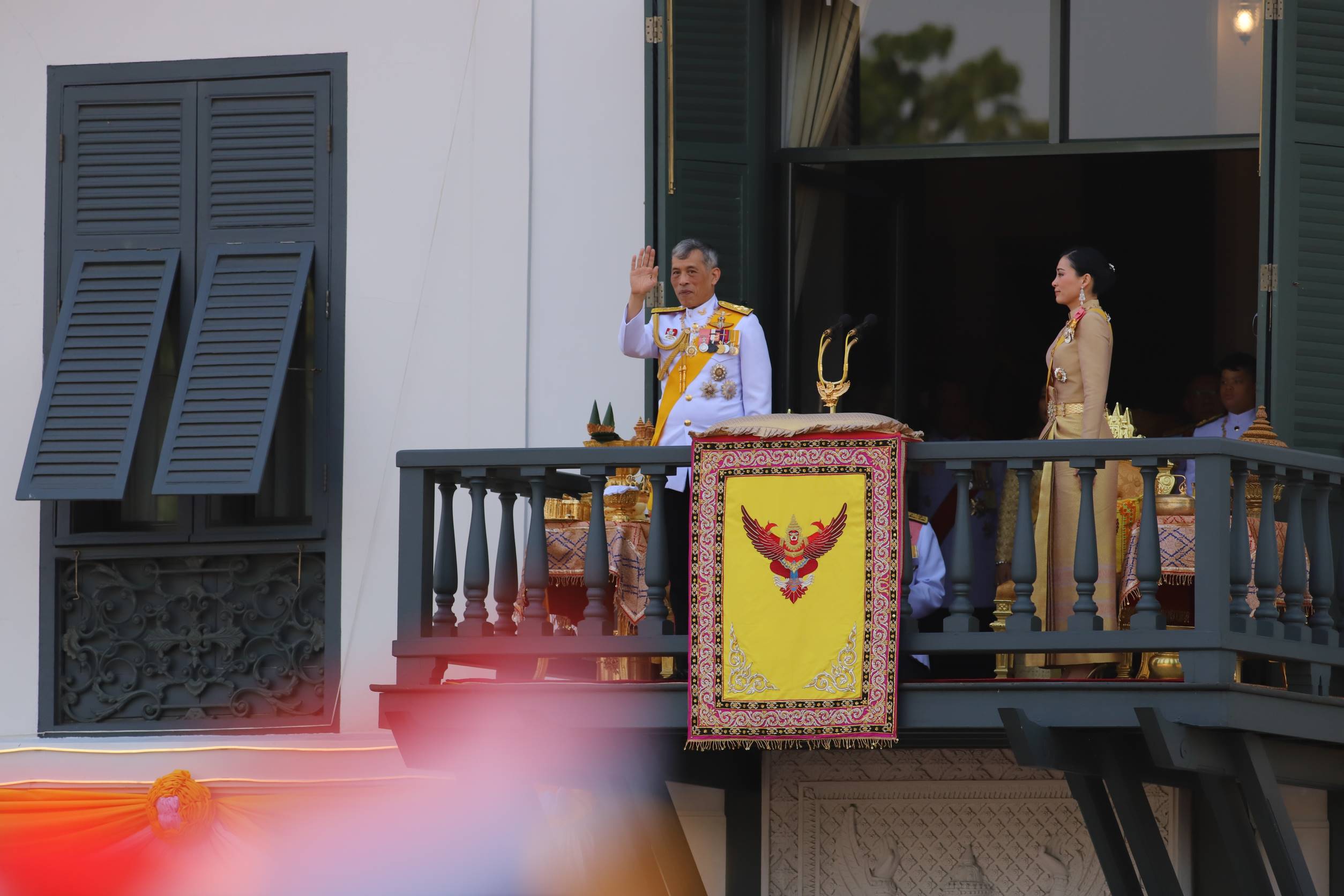 ในหลวง พระราชินีเสด็จออกสีหบัญชร ประชาชนเปล่งเสียงถวายพระพร “ทรงพระเจริญ” ดังกึกก้อง