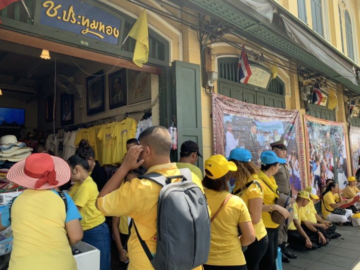 ปชช.เลือกซื้อ ‘พระบรมฉายาลักษณ์’ คึกคัก เผยตื่นเต้น ปลาบปลื้มดีใจได้เห็นพระราชพิธีบรมราชาภิเษก
