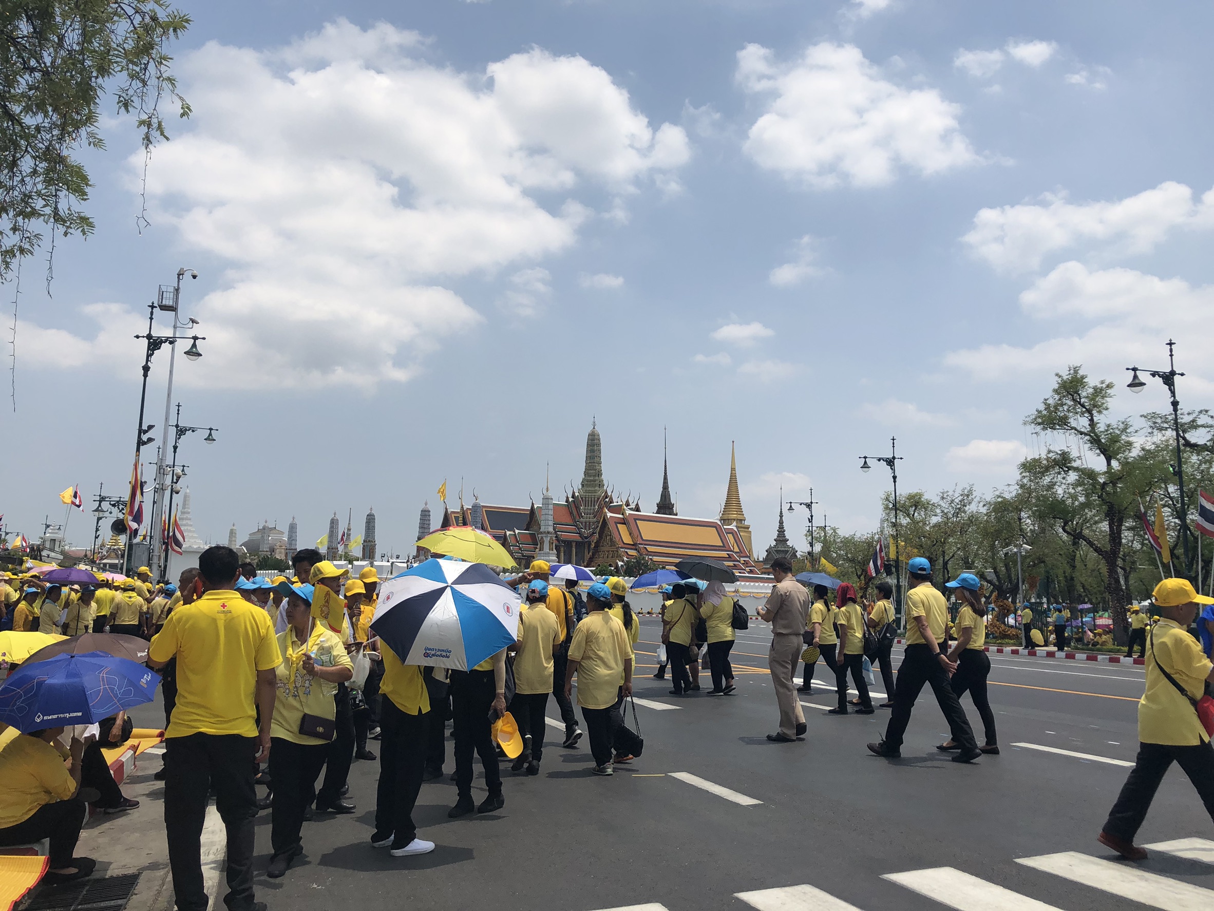 บรรยากาศพื้นที่พระราชพิธีบรมราชาภิเษก ประชาชนหลั่งไหลรอรับเสด็จตั้งแต่เช้า ไม่หวั่นอากาศร้อน
