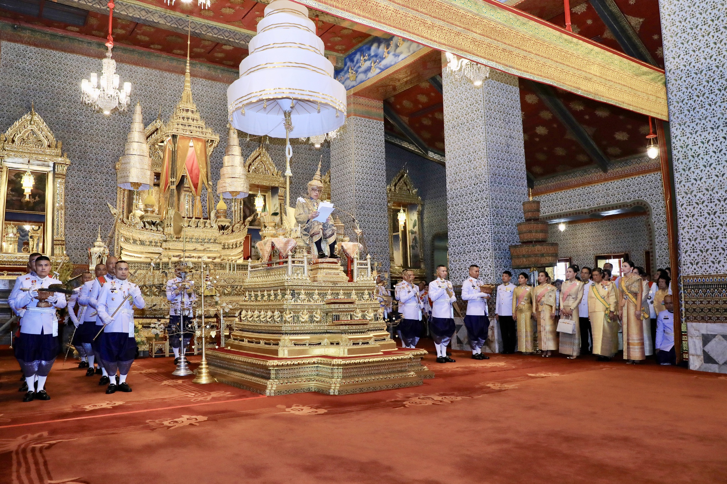 พระบาทสมเด็จพระเจ้าอยู่หัวเสด็จออกมหาสมาคม สมเด็จพระเทพฯ เป็นตัวแทนพระบรมวงศานุวงศ์ถวายพระพรชัยมงคล