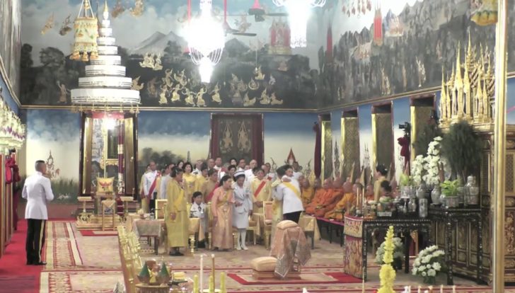 ภาพประทับใจ สมเด็จพระเจ้าอยู่หัวทรงสวมกอด ทูลกระหม่อมฯ ทรงทักทายพระเทพฯ ฟ้าหญิง