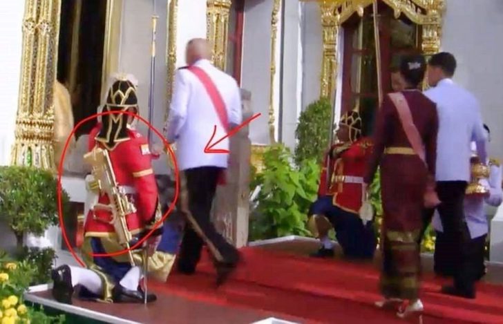 เผยที่มา ‘ปืนสีทอง’ อาวุธประจำกายตำรวจหลวงรักษาพระองค์