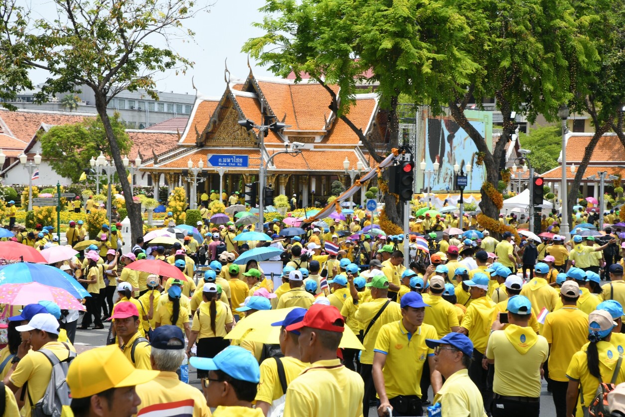 บรรยากาศถนนราชดำเนินกลาง สะพานผ่านฟ้า ประชาชนคึกคัก เนืองแน่น 
