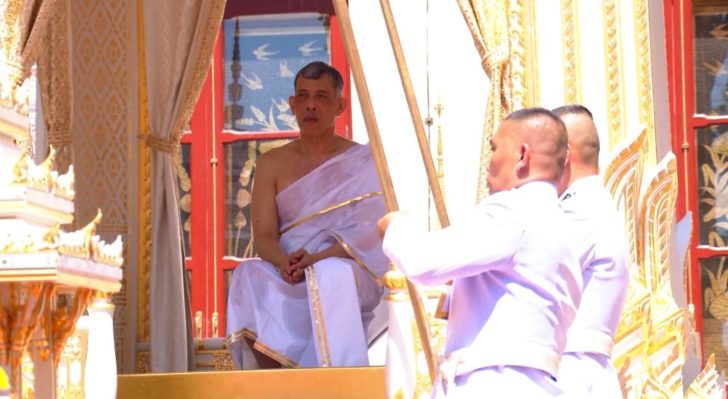 ร.10 ทรงเศวตพัสตร์ สรงพระมุรธาภิเษกโดยสหัสธารา พระสังฆราช ถวายน้ำพระพุทธมนต์