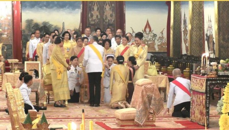 พสกนิกรปีติ! สมเด็จพระเจ้าอยู่หัว ทรงทักทายพระบรมวงศานุวงศ์