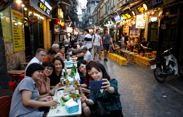 Beer drinkers take a selfie at a restaurant in the Old Quarter in Hanoi “ฮอยอัน” เปิดบริการจุดเติมน้ำฟรี 4 จุด หวังลดขวดพลาสติกในแหล่งท่องเที่ยว