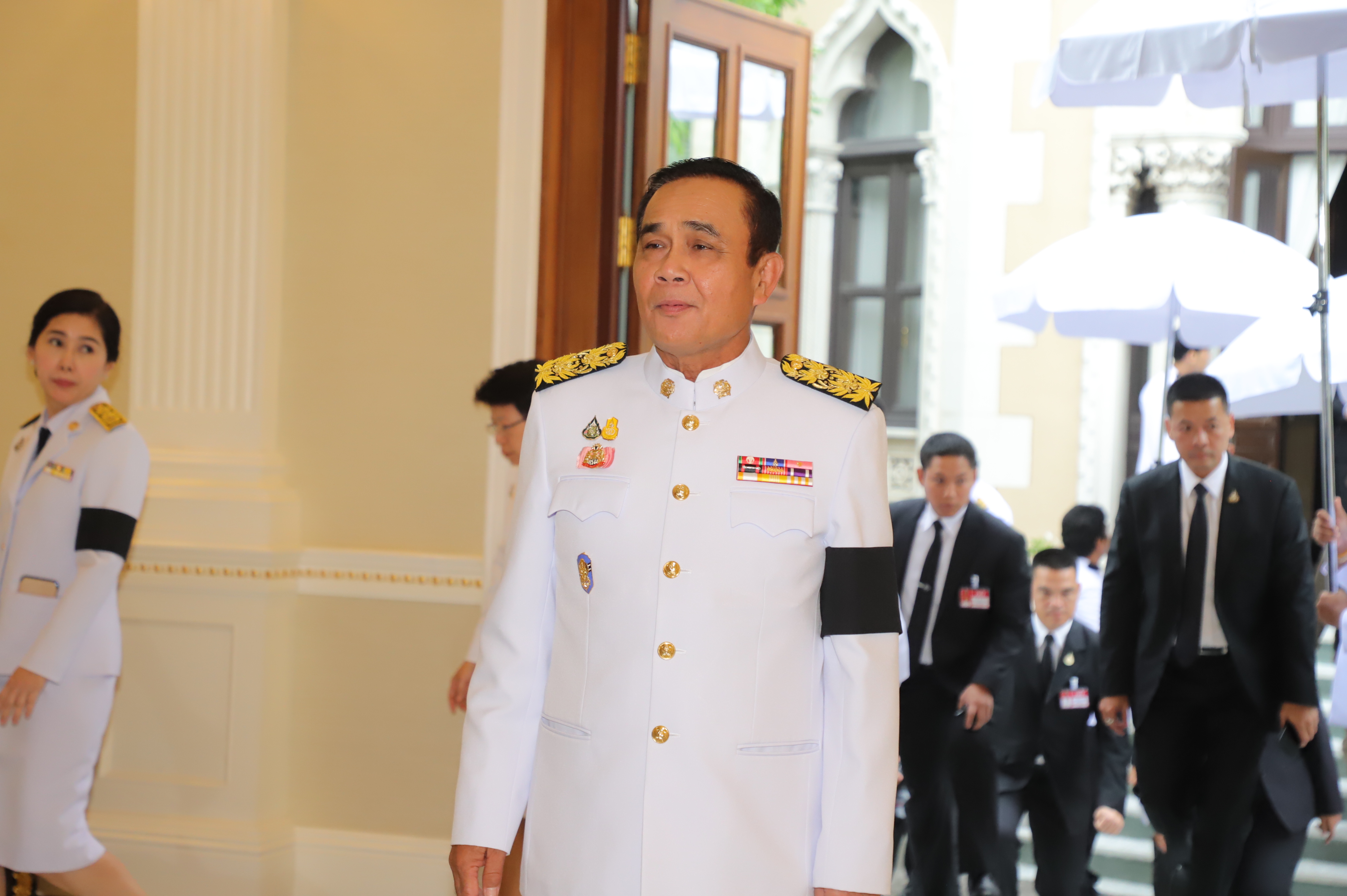 “บิ๊กตู่”-แกนนำพรรคร่วม ซุ่มออกจากทำเนียบฯ หลังพิธีรับพระบรมราชโองการ