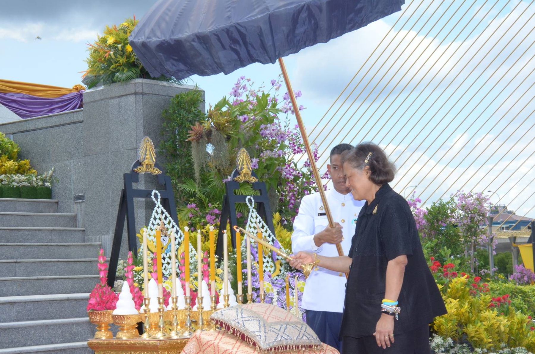 สมเด็จพระกนิษฐาธิราชเจ้า เสด็จฯ ถวายราชสักการะพระบรมราชานุสาวรีย์ ร.8 เนื่องในวันคล้ายวันสวรรคต
