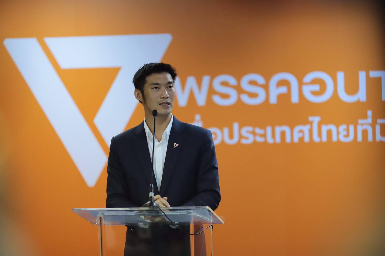 “ธนาธร” เปิดศึกชิงนายกฯ “บิ๊กตู่” กวักมือ ปชป.-ภท.- ส.ว. ปิดสวิตช์สืบทอดอำนาจ