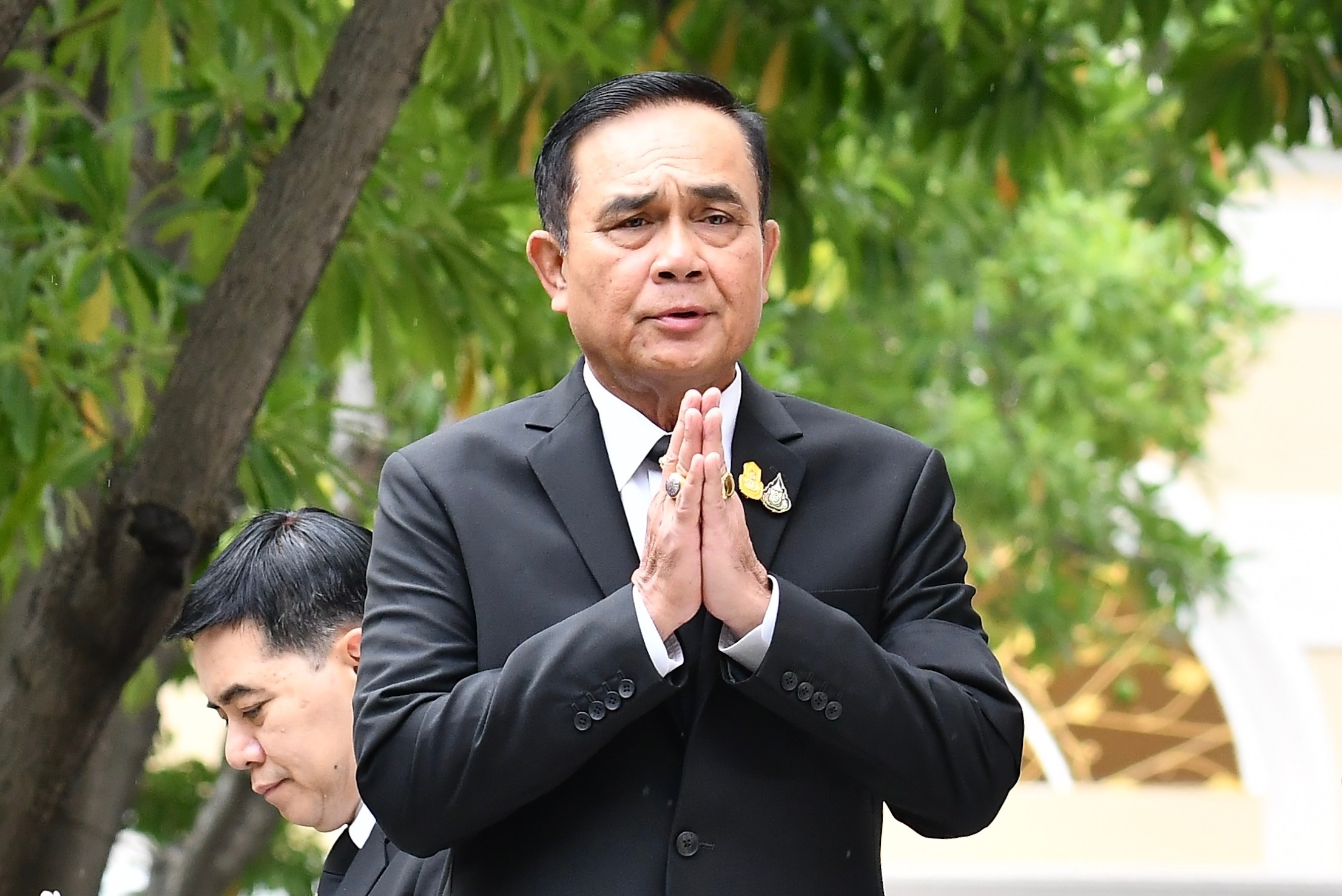 “บิ๊กตู่” ยิ้มแก้มปริ ได้เป็นนายกฯต่อ ยกมือไหว้ บอก “ขอบคุณครับ ทุกอย่างก็เหมือนเดิม”