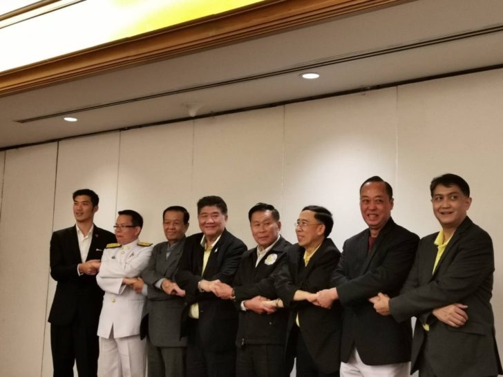 7 พรรคดัน ‘ธนาธร’ โหวตนายกฯสู้ ‘บิ๊กตู่’ ขุดบ่อล่อ จุดประเด็น ‘คุณสมบัติ’ สวนกลับ