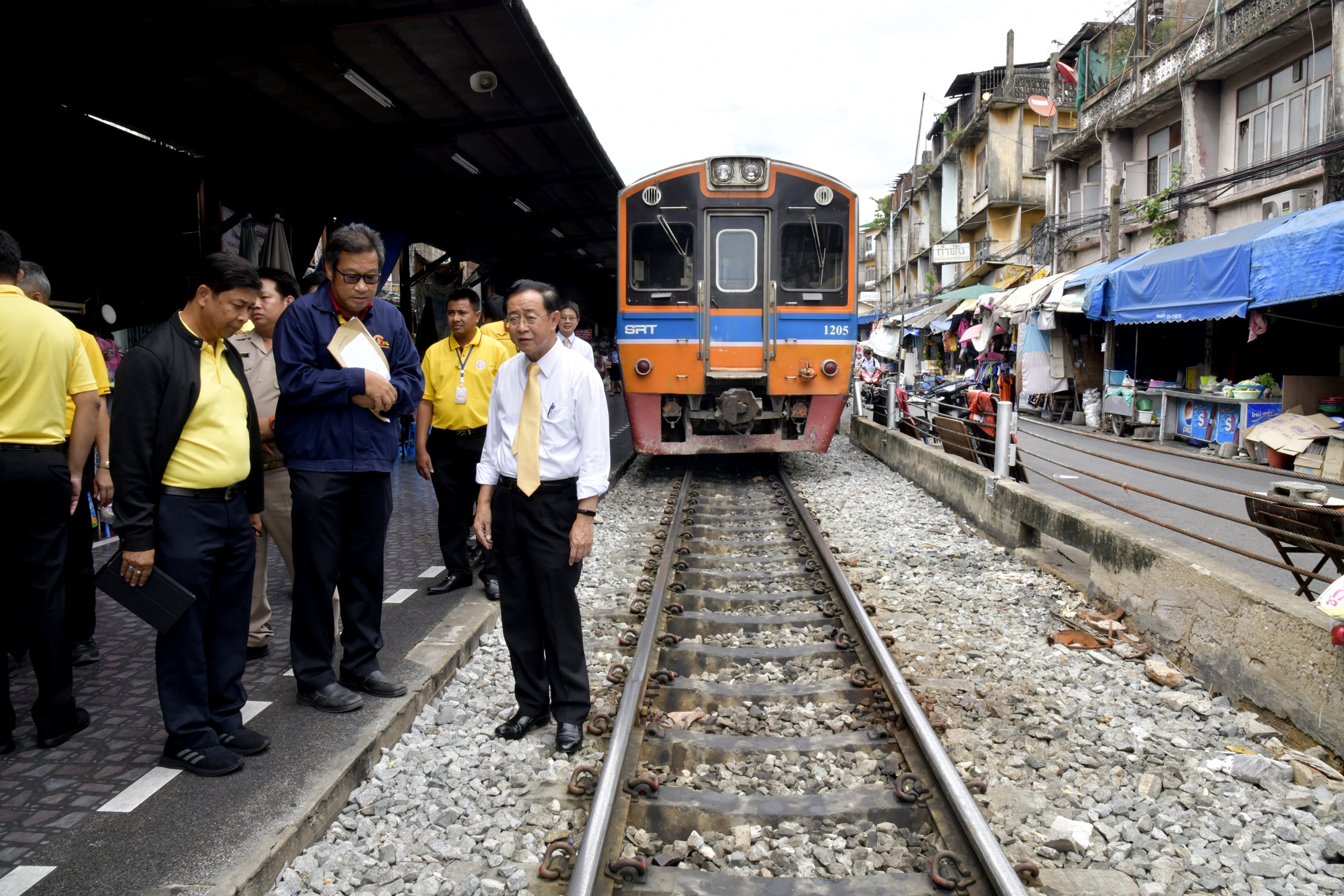วันนี้ชิลชิล! “อาคม” นั่งรถไฟสาย “วงเวียนใหญ่-มหาชัย” เช็กความปลอดภัยสั่งเพิ่มความถี่การเดินรถ