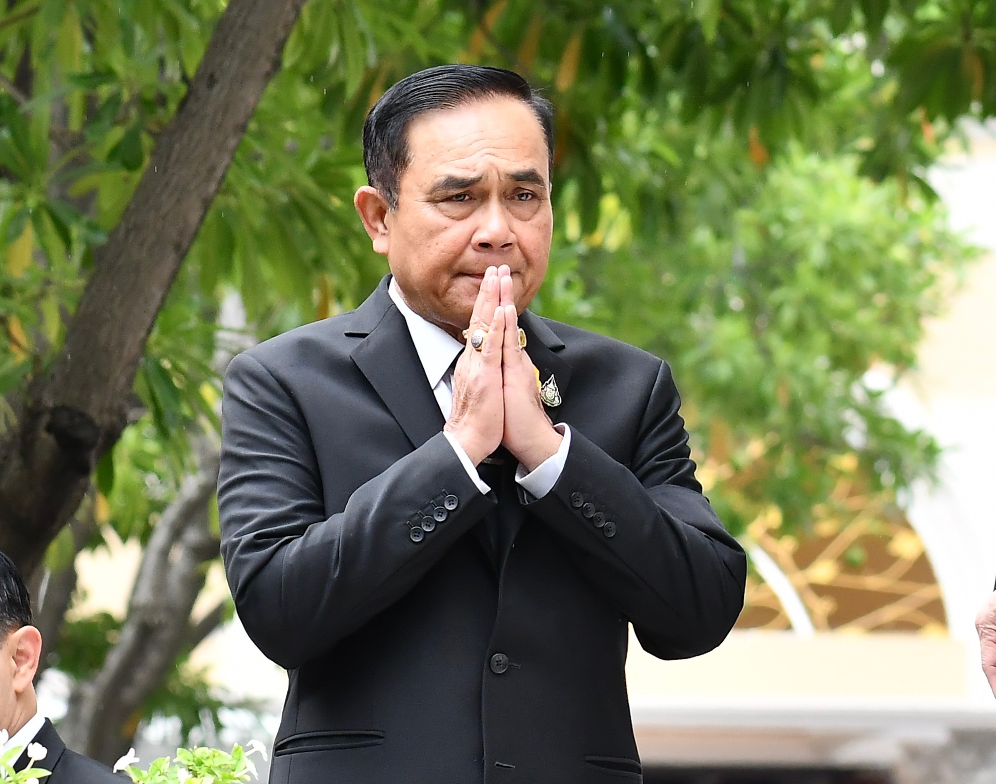 รัฐบาลง่อนแง่น เศรษฐกิจคลอนแคลน