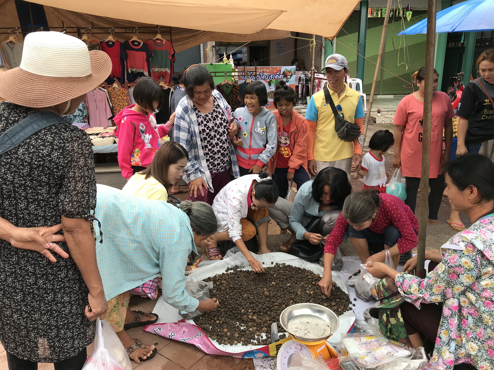 ตลาดจุดผ่อนปรน”หนองคาย” ไทย-สปป.ลาวคึกคักรับหน้าฝน