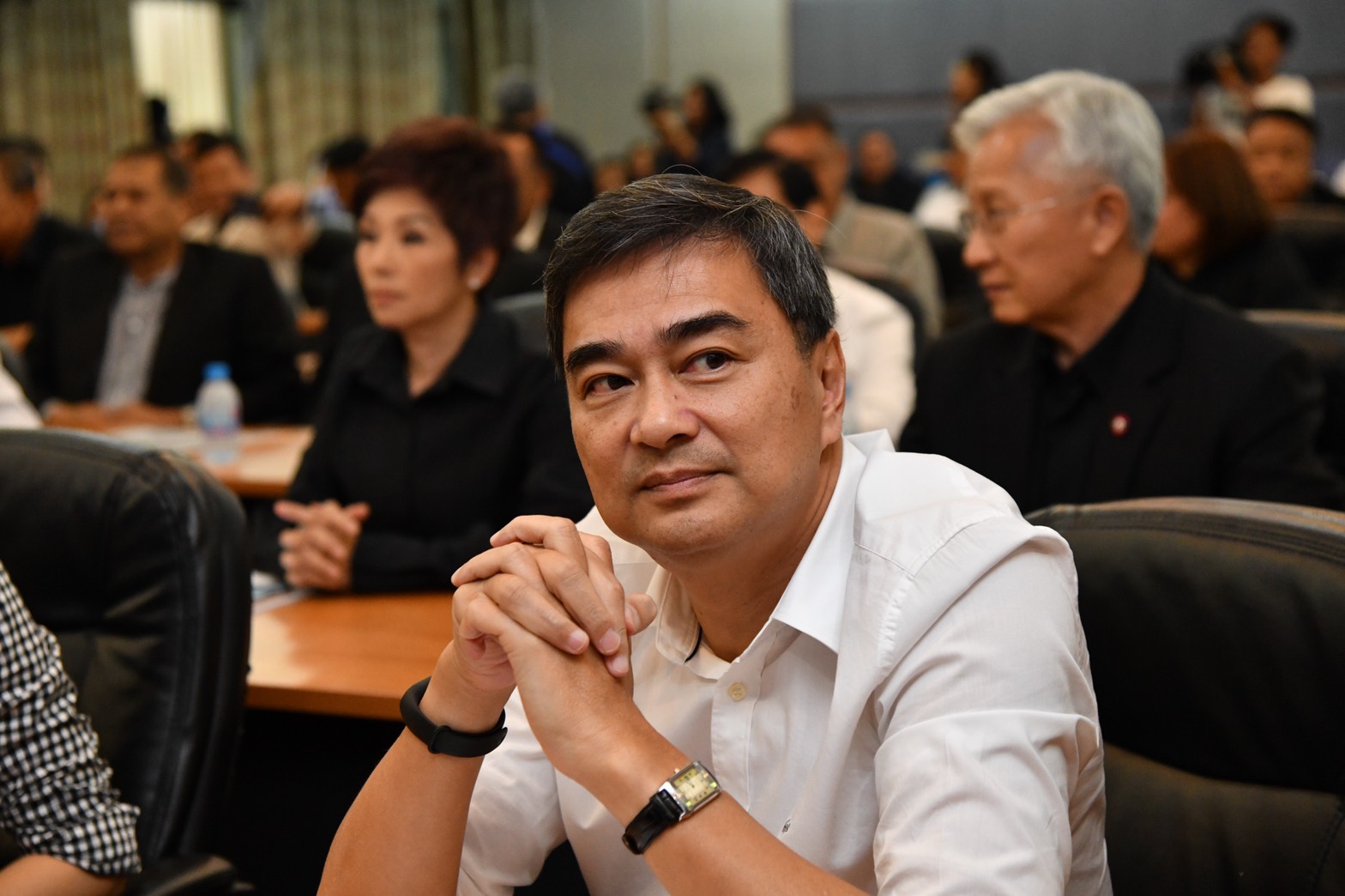 ระทึกรอไลฟ์ “อภิสิทธิ์” ประกาศจุดยืน “ลาออก?” ก่อนโหวตนายกฯ