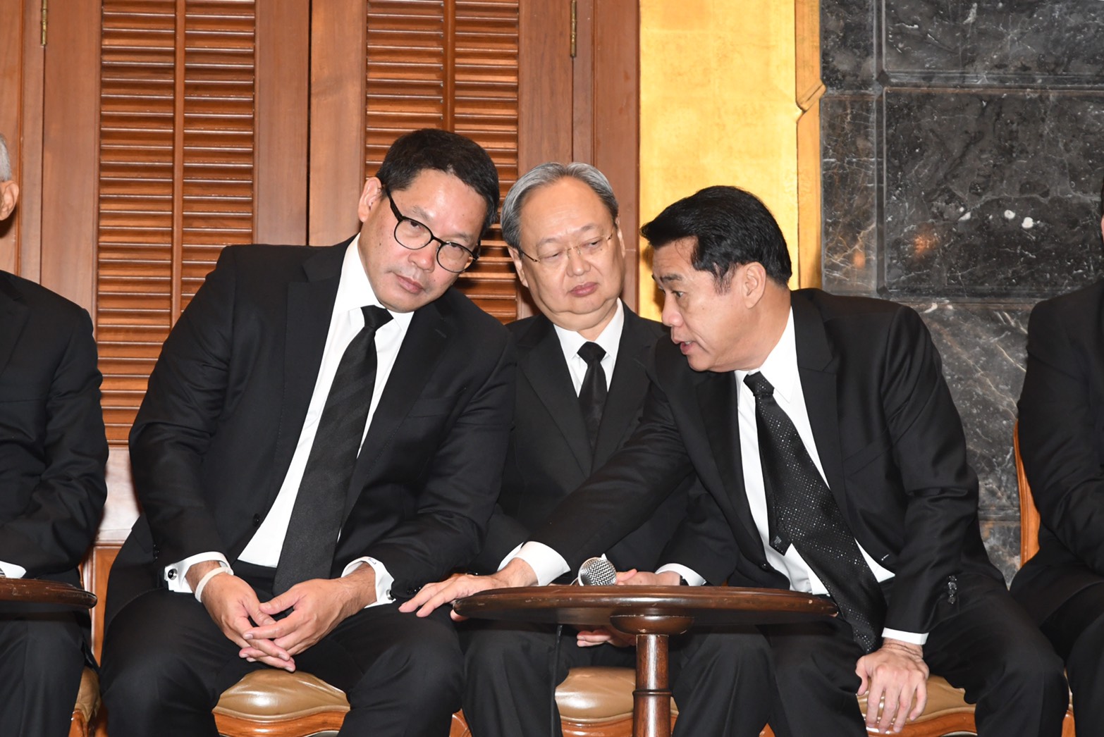 “พปชร.” สาวไส้ประชาธิปัตย์ เล่นเกม-ต่อรอง ประยุทธ์ 2/1 ดีลไม่จบ
