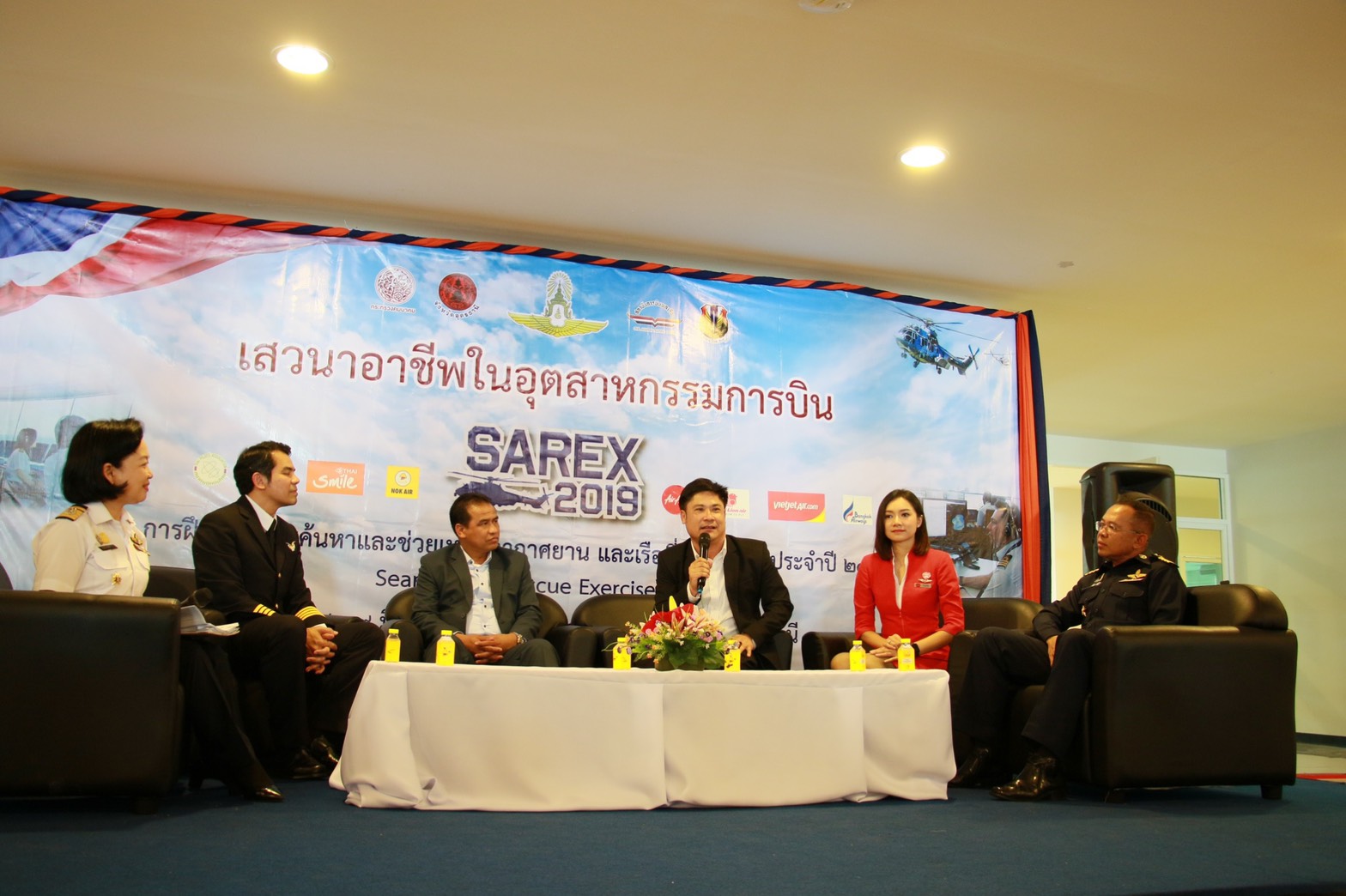 บรรยากาศนิทรรศการ “อาชีพในอุตสาหกรรมการบิน” สาวแอร์เอเชียโชว์ลูกคอเพลง “คนหน้าเย็นที่เป็นห่วงเธอ”