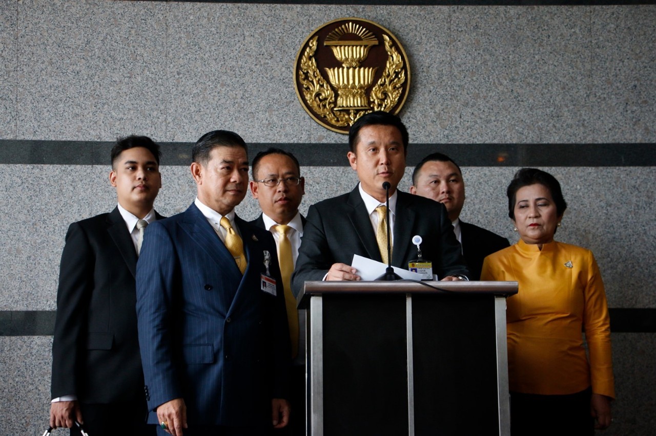 “พลังประชารัฐ” ยื่นศาลรัฐธรรมนูญฟัน 33 ส.ส.พรรคฝ่ายค้าน ปมถือหุ้นสื่อ