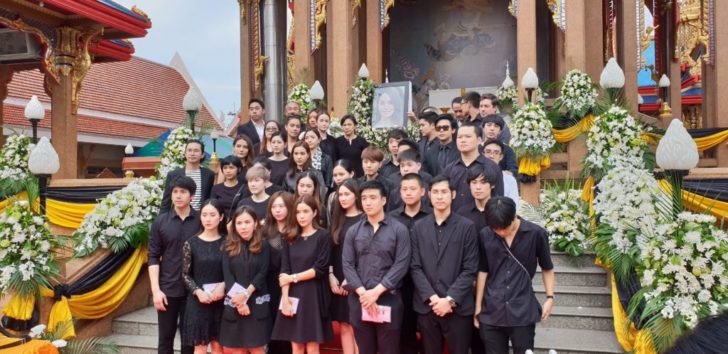 เผาน้ำตาล4-1024x498 เผาแล้ว! เพื่อนๆ ร่วมร้องเพลง “ช่วงที่ดีที่สุด” ส่ง “น้ำตาล เดอะสตาร์” ขึ้นสวรรค์