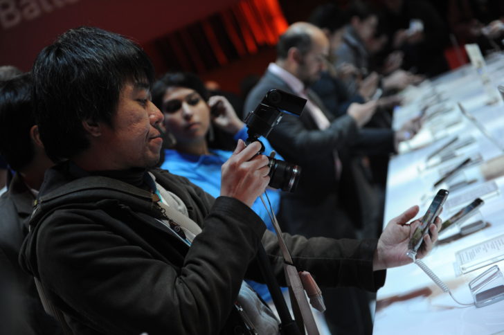 Samsung unveils new champion in smartphone war