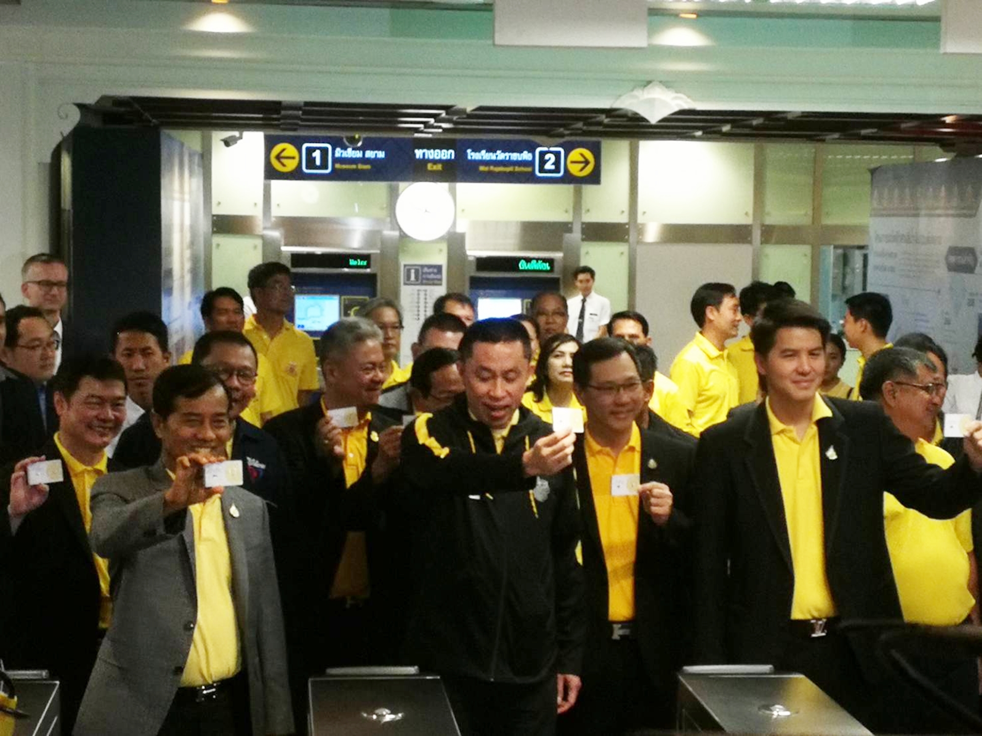 คนใช้บริการแน่นกดปุ่มวันแรกรถไฟฟ้าสีน้ำเงิน “หัวลำโพง-ท่าพระ” คนฝั่งธนฯปลื้มหลังรอมานาน